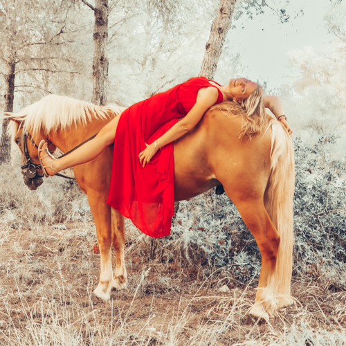 Shooting mit Kleid auf Mallorca's Pferden